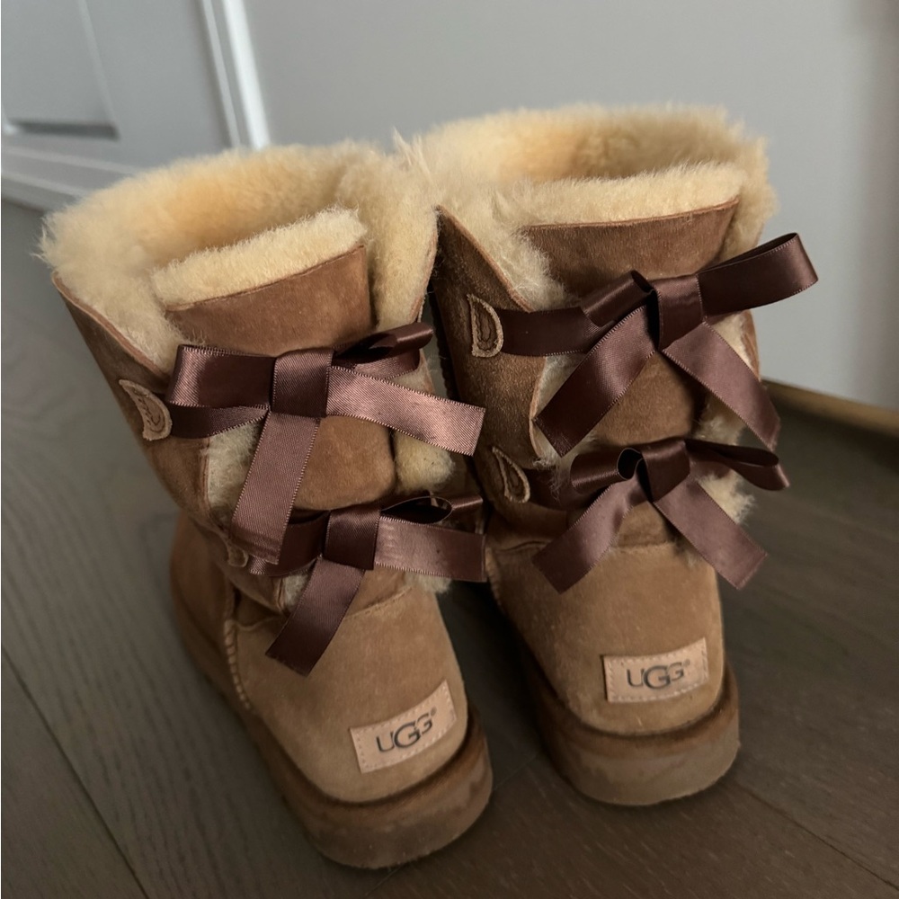 UGG® Women's Bailey Bow II Boots in Chestnut size 9